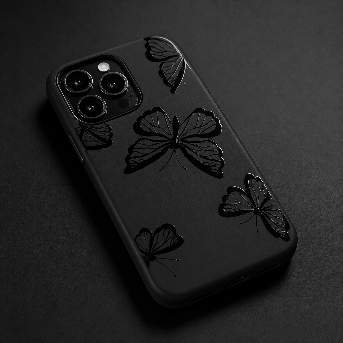 Cover nera con farfalle stampate tono su tono