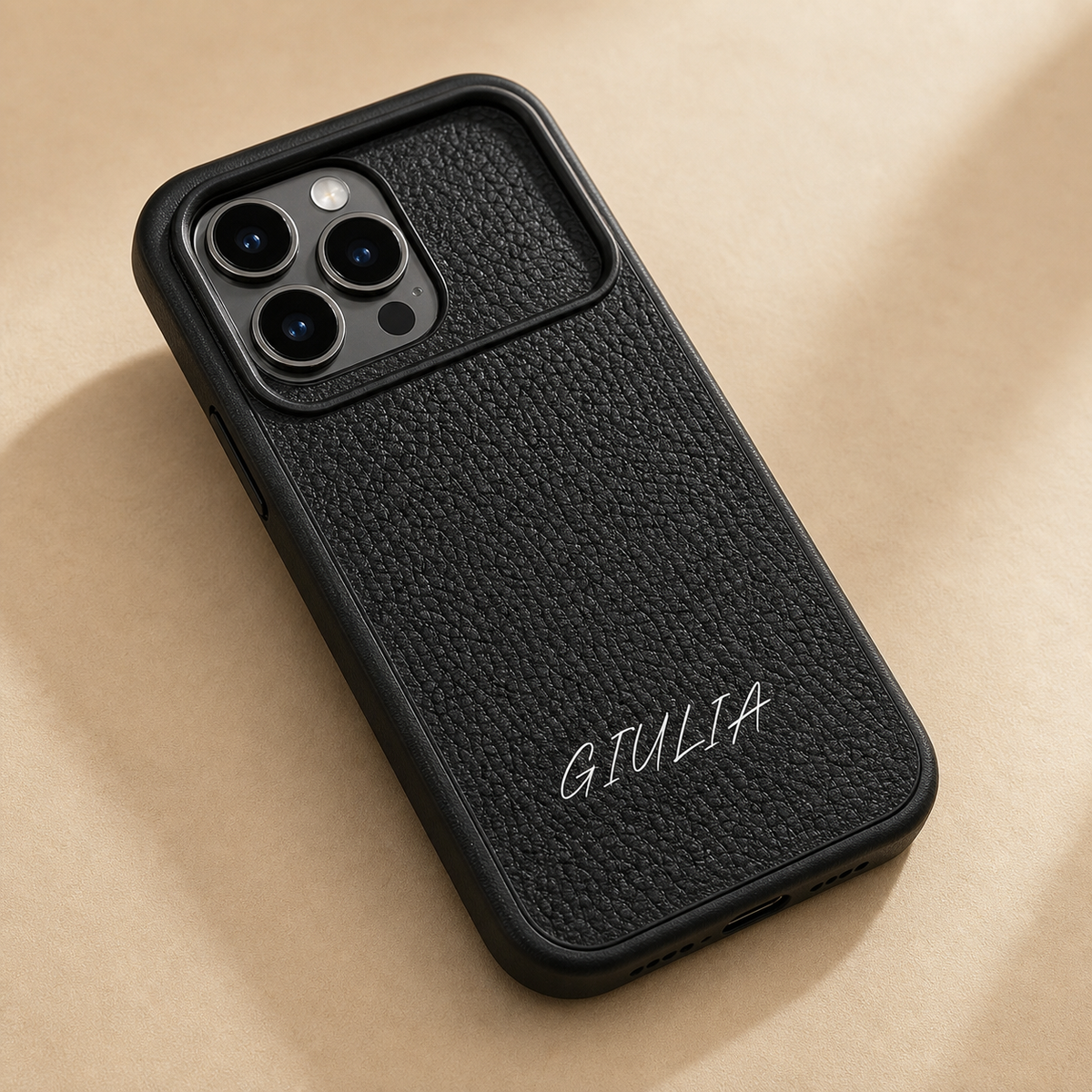 Cover personalizzata nera con nome in corsivo