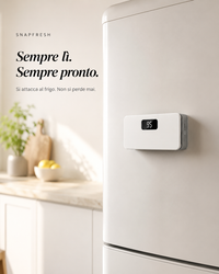 SnapFresh attaccato al frigorifero in una cucina moderna – sempre a portata di mano, non si perde mai