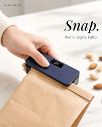 Sigillatore sacchetti SnapFresh in uso: sigilla in 2 secondi con una sola pressione