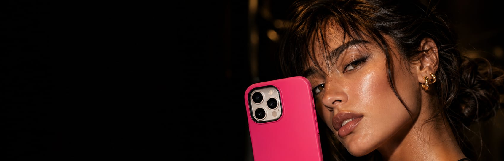 Ragazza con in mano una cover comfyAF rosa